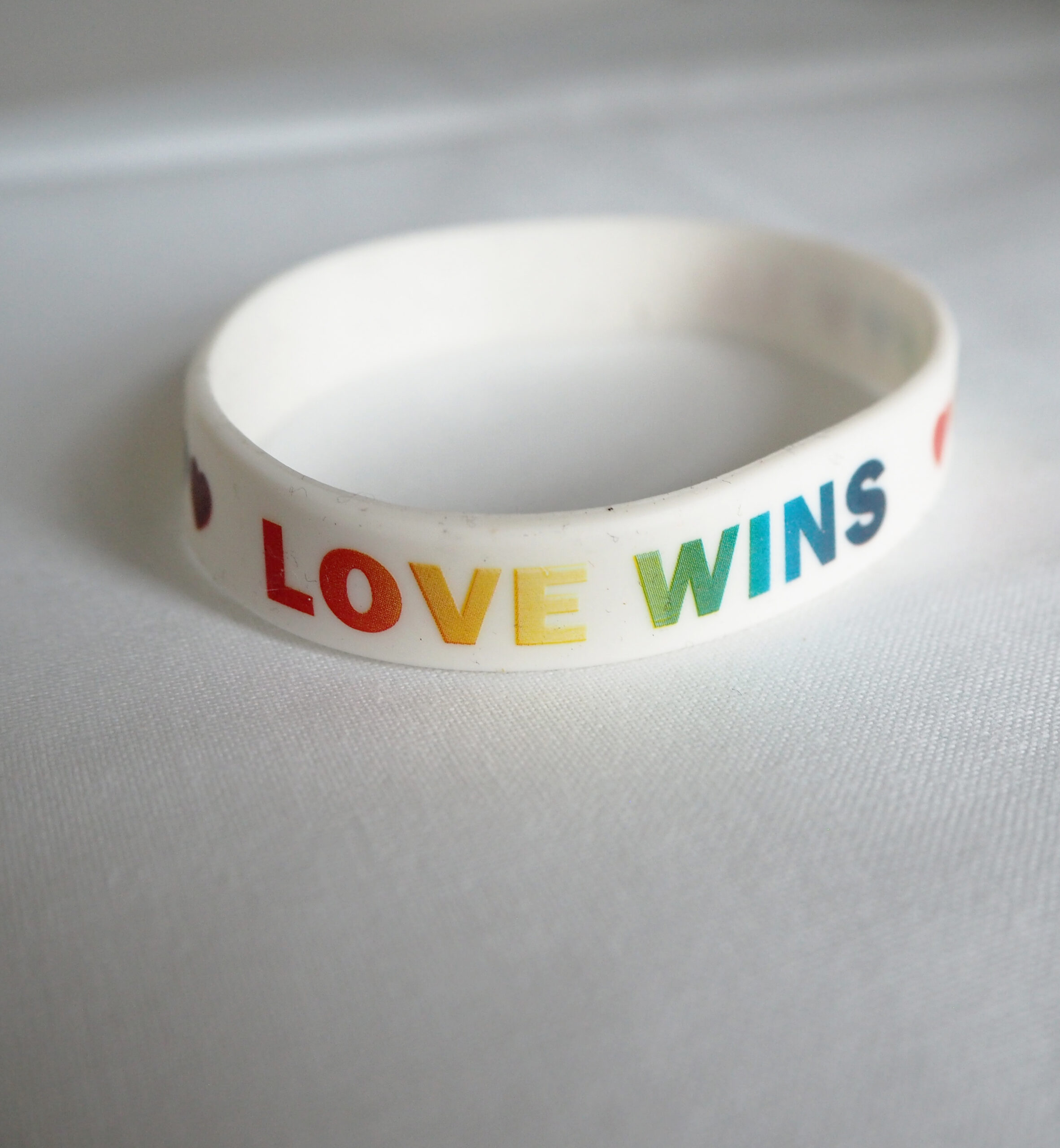 Silikonarmbånd: LOVE WINS