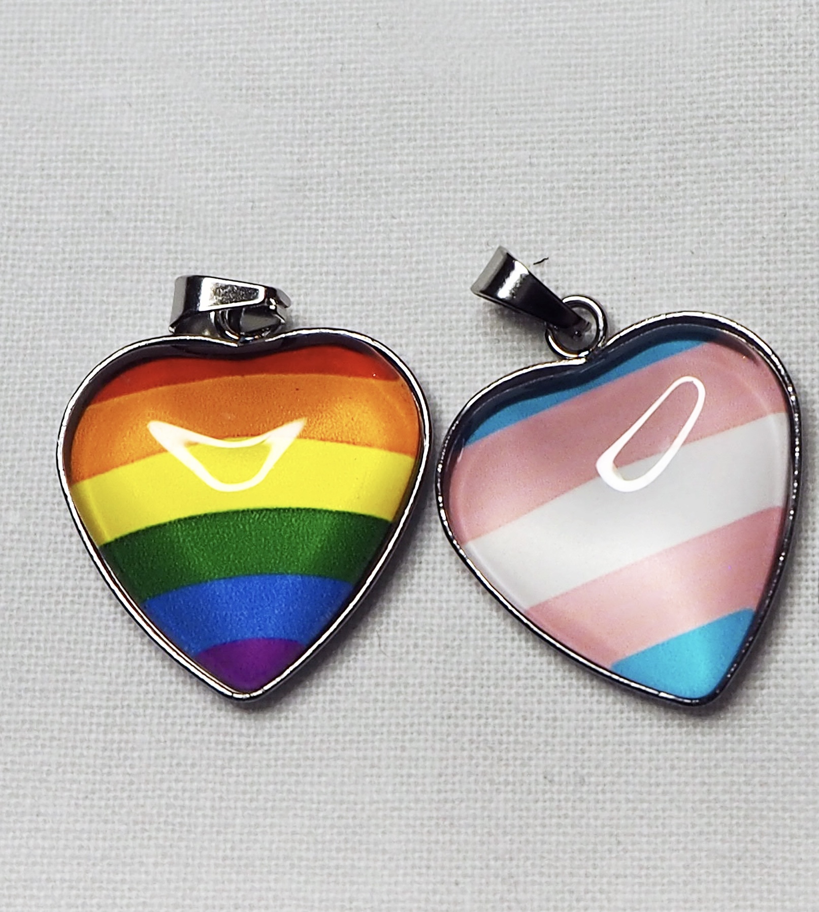 Smykke: Hjerteanheng- regnbue/trans